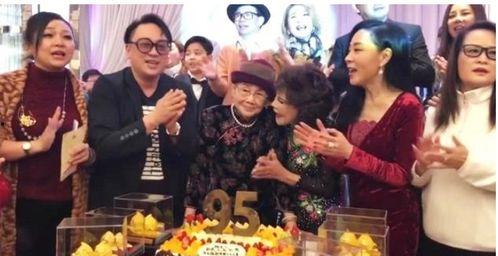 亲妈寿宴上女儿美飒全场,女儿美飒惊艳全场，成亲妈寿宴焦点